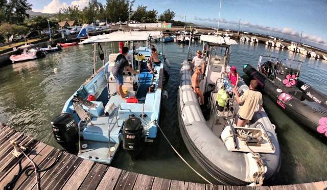  Los barcos del centro amarrados en el pontón 