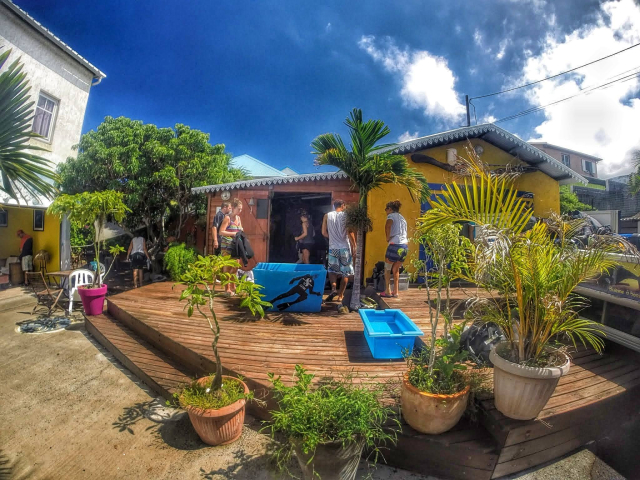  La terraza del centro de buceo en Saint-Leu 