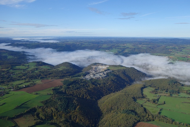  Niebla sobre los volcanes de Auvernia 