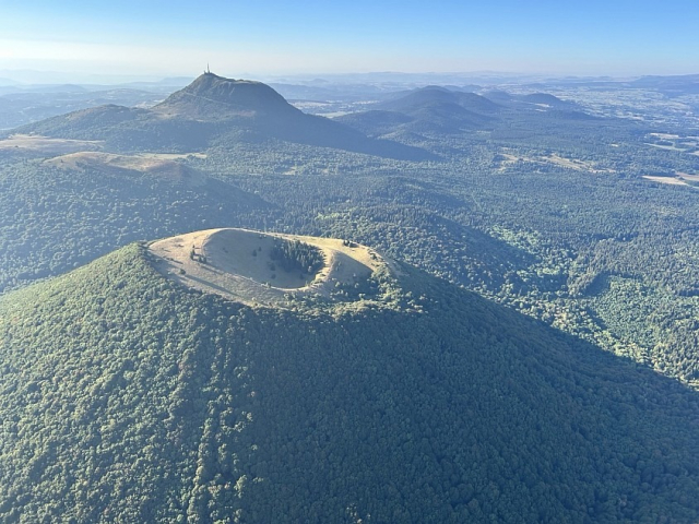  Un cráter de volcán visto desde el cielo 