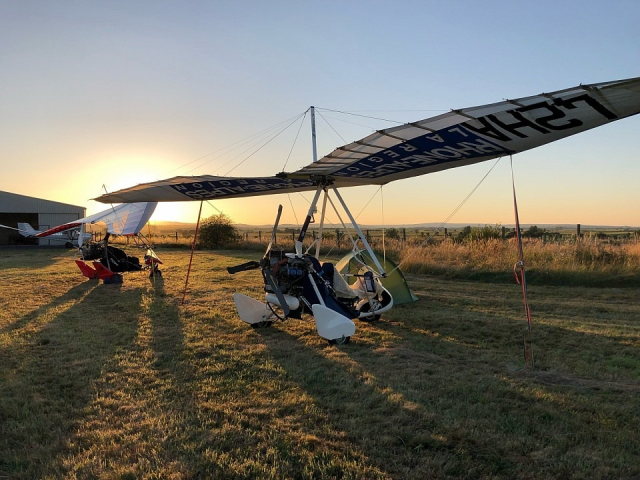  El ULM al atardecer en la base 