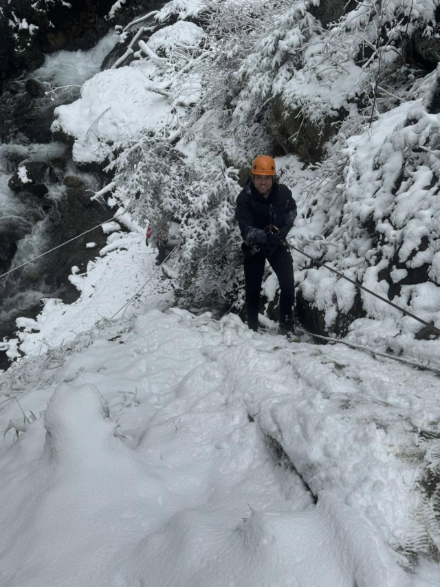  Sigue un recorrido en tirolesa en el valle del Adour 