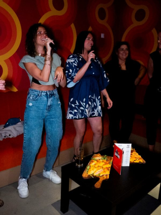  Una sesión de karaoke entre amigos 