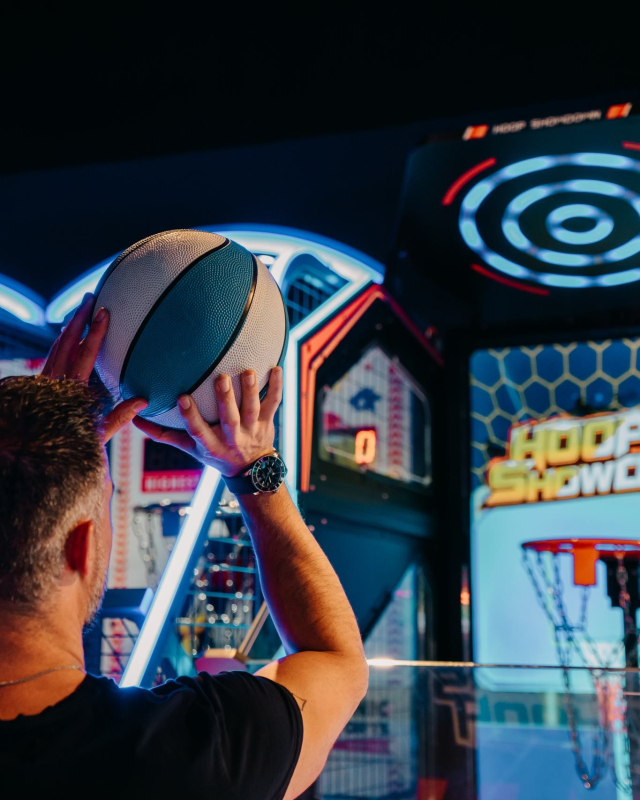  Una sala de juegos de baloncesto