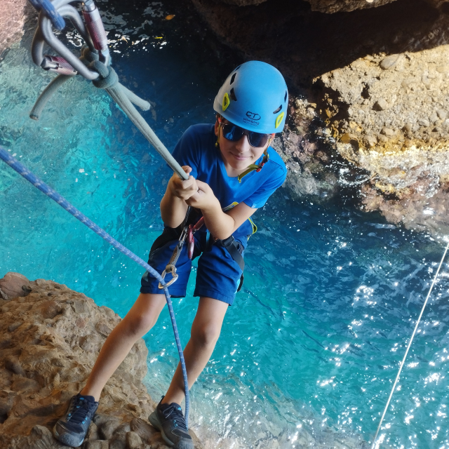  Escalar vía ferramarra en el Parque Nacional de Calaques 