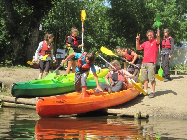  Cruzar las presas en canoa 