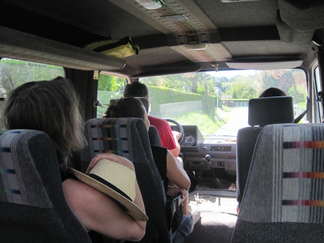 Salida en minibús hacia Pont d'Ouilly, punto de partida de su recorrido: ¡sin esperas posteriores! 