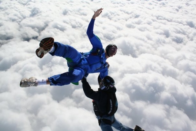  Salto en paracaídas sobre las nubes 