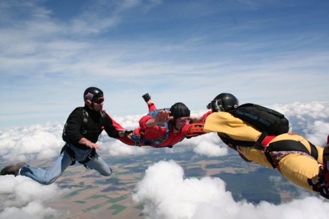  Acompañamiento de dos instructores duranle el salto de iniciación 