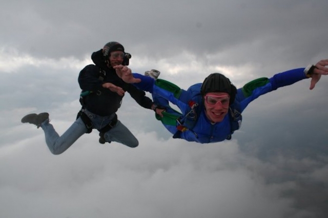 Instructor y alumno de paracaidista