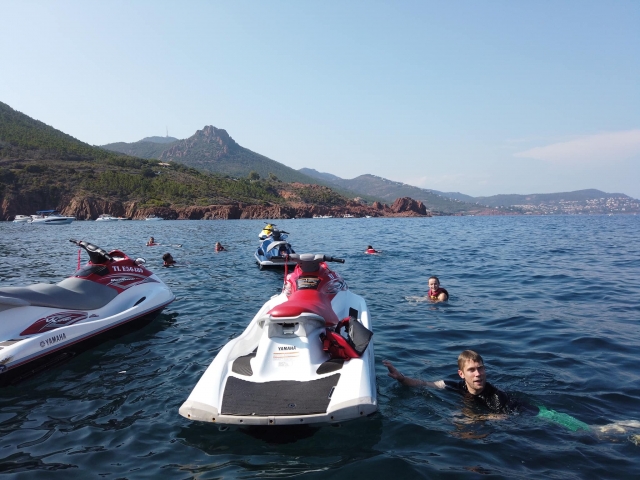  Pequeña parada de buceo duranle el paseo en jet ski.
