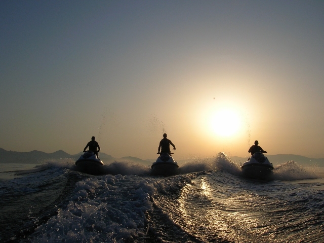  Jet ski al atardecer 