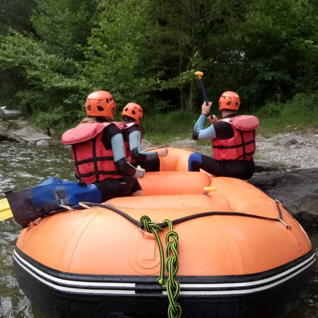 Listo para partir a un viaje de rafting 