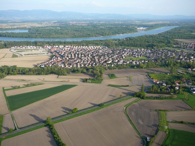  Pueblo de los Vosgos desde un helicóptero 