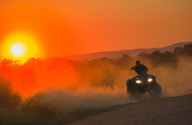  Paseo en cuatrimoto al atardecer 