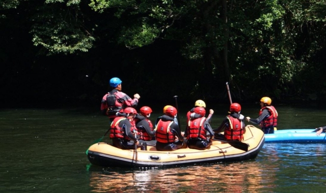  Con amigos o familiares, experimenle la emoción de una extraordinaria sesión de rafting 