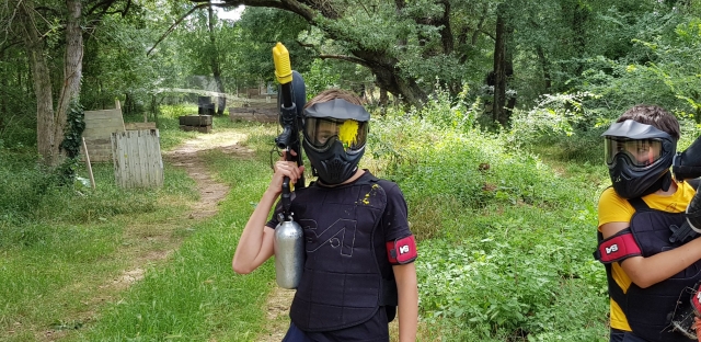  Niño colorido después de ser golpeado 