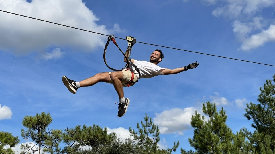  Tirolesa durante el curso de aventura en las copas de los árboles