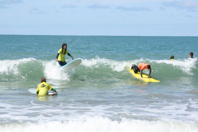  Clases de surf en grupo en Vendée 