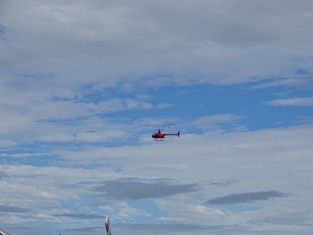 Despegue en el cielo azul 