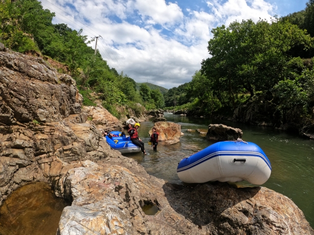  Breve descanso duranle el descenso del rafting 