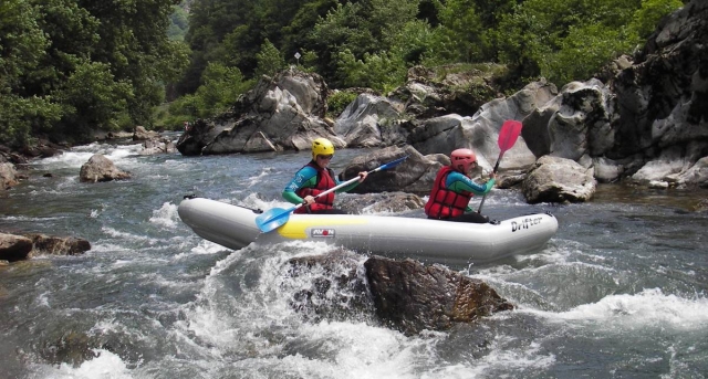  Canoa inflable o canoraft en el Nive en el pais Vasco