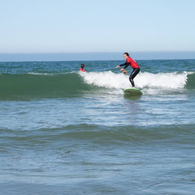  Surfeando sobre las olas de Vendée