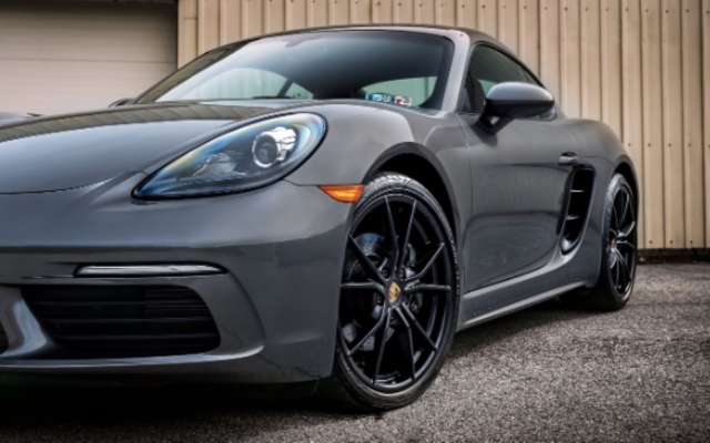  El Porsche Cayman es conocido por su velocidad y agilidad 