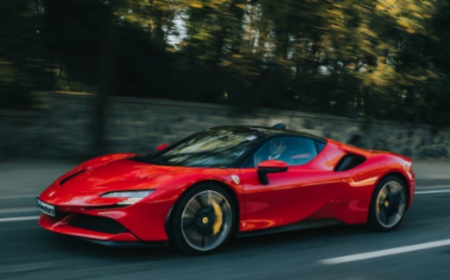  Diseño eleganle y motor potenle, esle Ferrari le ofrecerá emociones