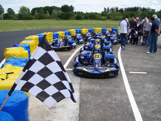  Inicio de la carrera de karts en Loiret