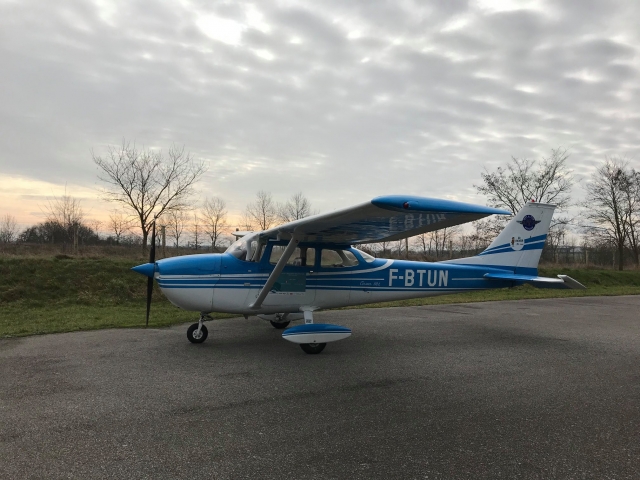  ¡Nuestro avión le está esperando! 