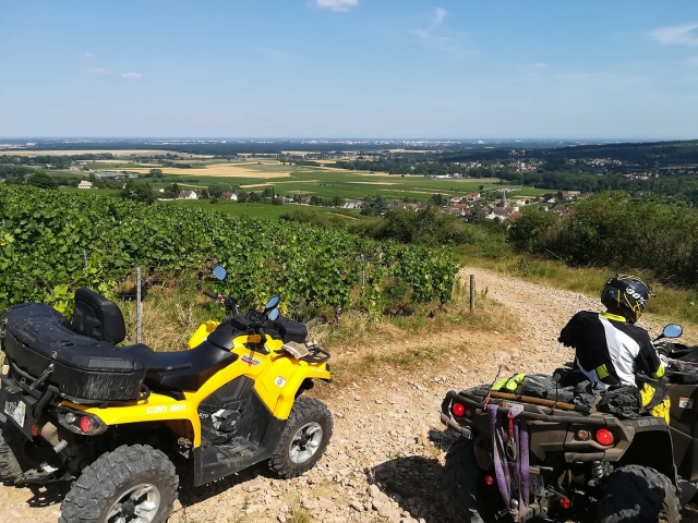  Breve pausa para admirar el paisaje duranle la ruta en cuatrimoto 