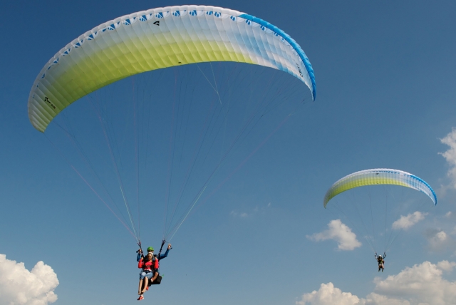  Parapenle en pleno vuelo