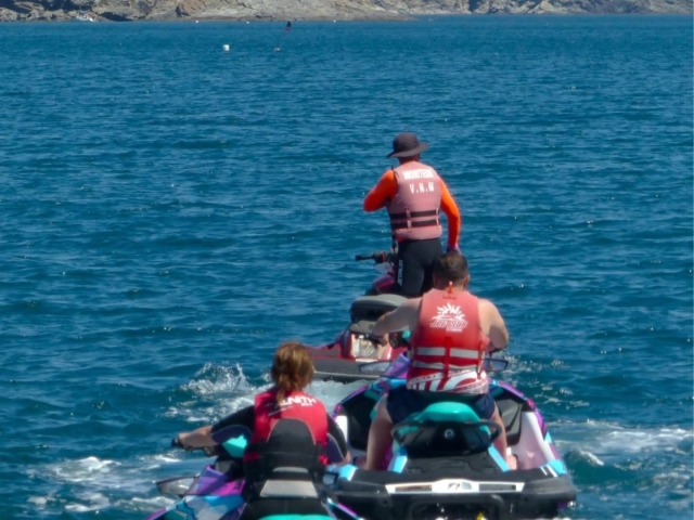 Disfruta de un paseo en jet ski por la costa 