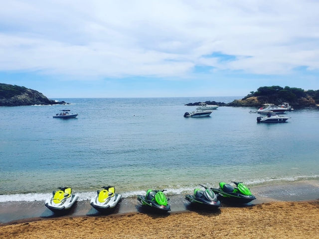 Nuestras jet skis le esperan