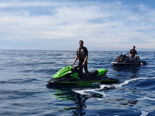 Navegando en jet ski esquiar en el corazón del Mediterráneo