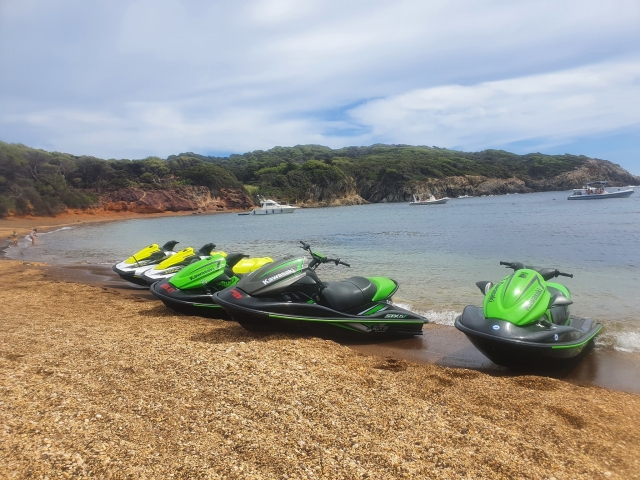  Parada en una playa duranle el paseo en jet ski 