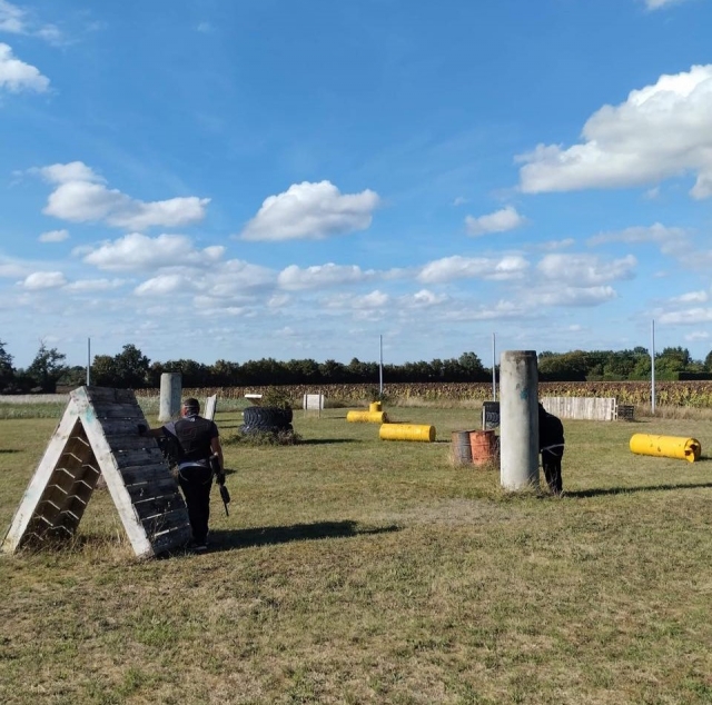 Campo de gotcha con obstáculos 
