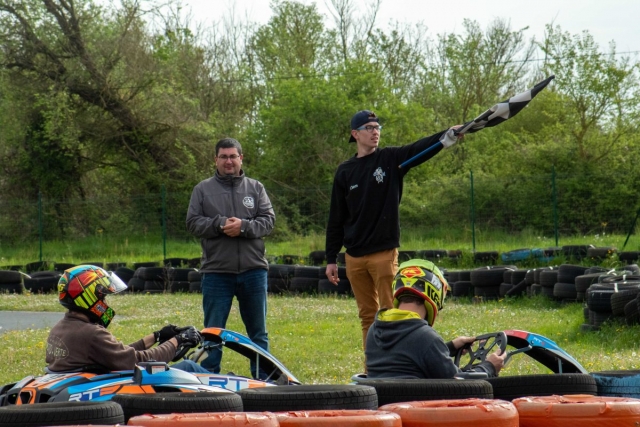  Nuestro instructor dándole la salida 