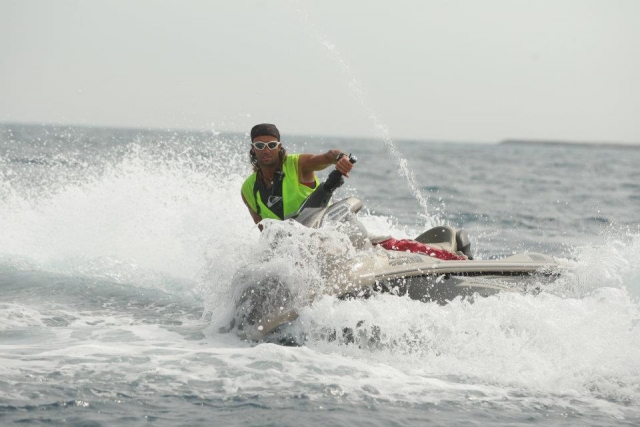 Nuestro instructor le acompaña duranle tus pbaños en jet ski 