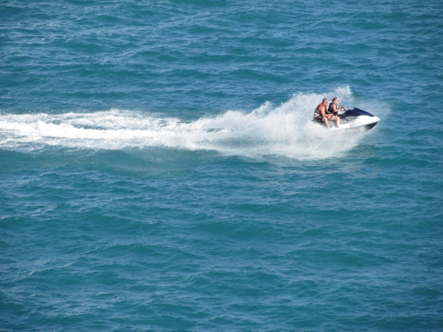 Velocidad y emoción duranle una salida en jet ski 