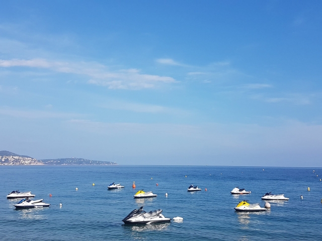  ¡Nuestras jet skis le están esperando! 