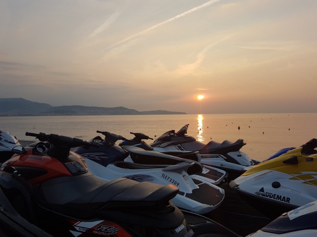  Jet ski al atardecer 