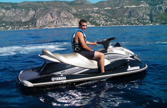  Larga camicrema en jet ski en Niza