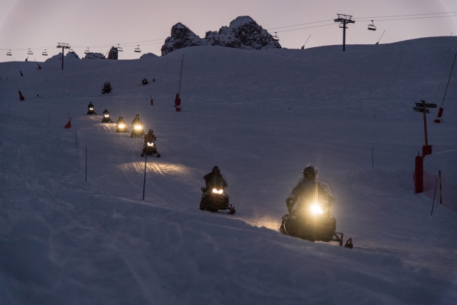  Descubrimiento de impresionantes paisajes de Saboya en moto de nieve 
