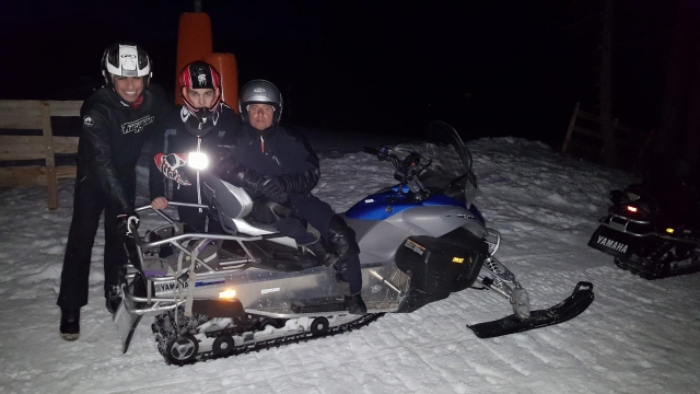  Vuelta del paseo en moto de nieve en Auron