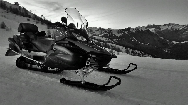  Disfruta de su moto de nieve en Auron