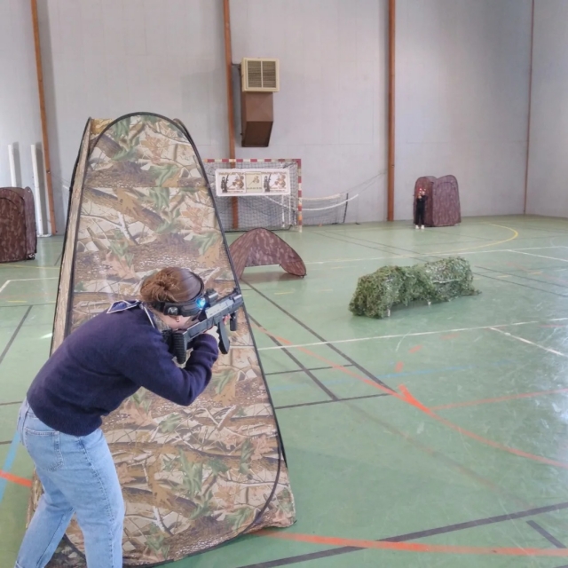  El juego de láser también se puede realizar en interiores