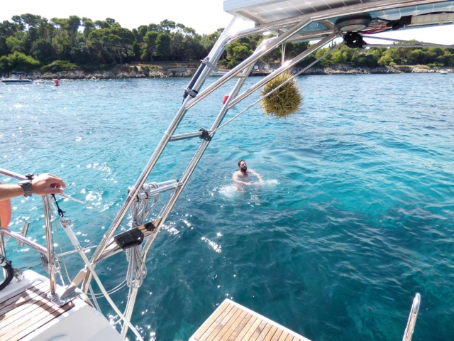  Disfruta de un baño durante su paseo en barco 