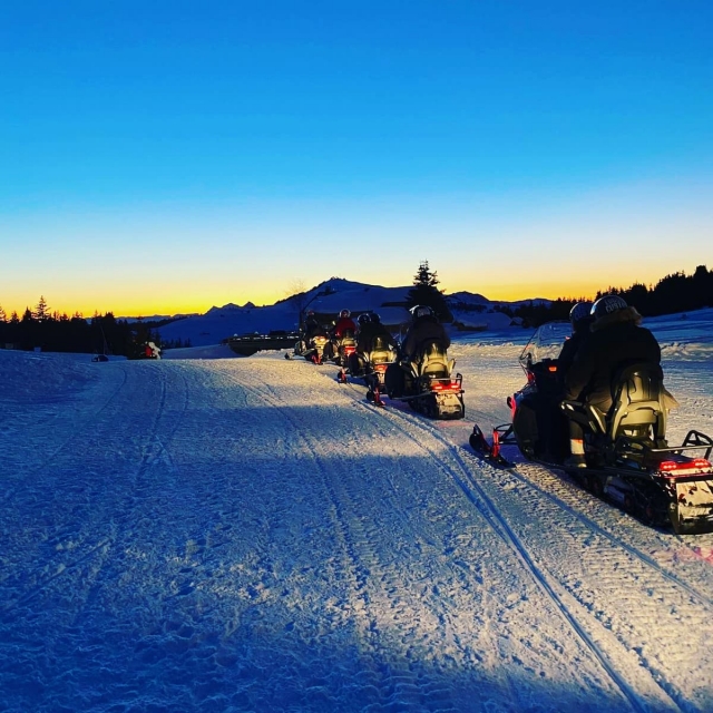  Paseo en moto de nieve al caer la noche